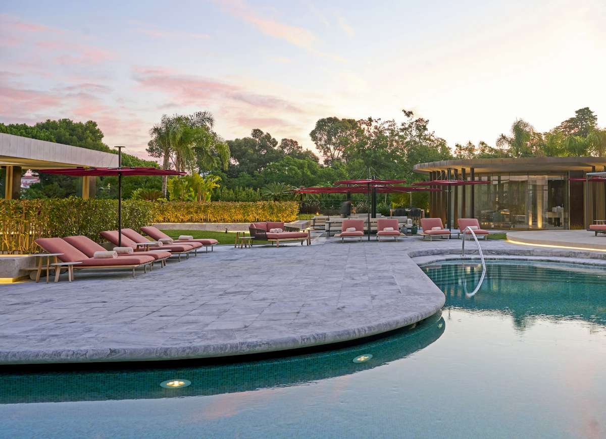 The redesigned pool bar and pool at Four Seasons Hotel Ritz Lisbon. Image credit: Four Seasons Hotels & Resorts.