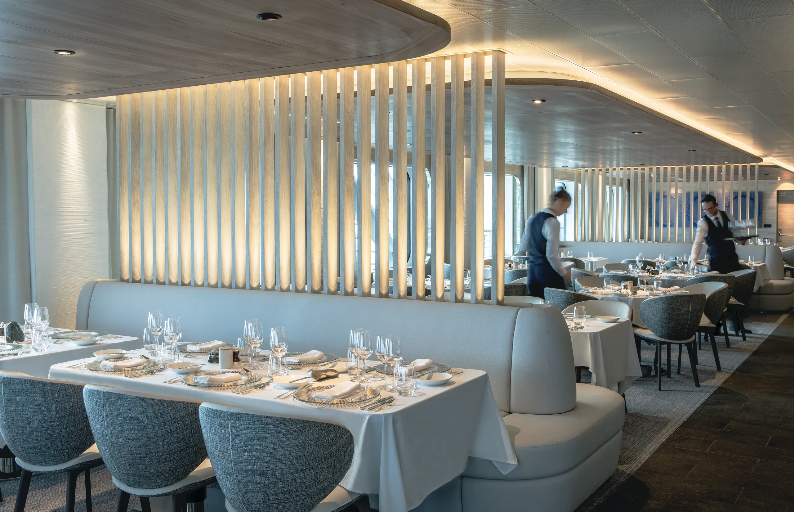 Ponant - CHARCOT Shooting Deco CDT Charcot Restaurant Gastronomique © PONANT Gilles Trillard