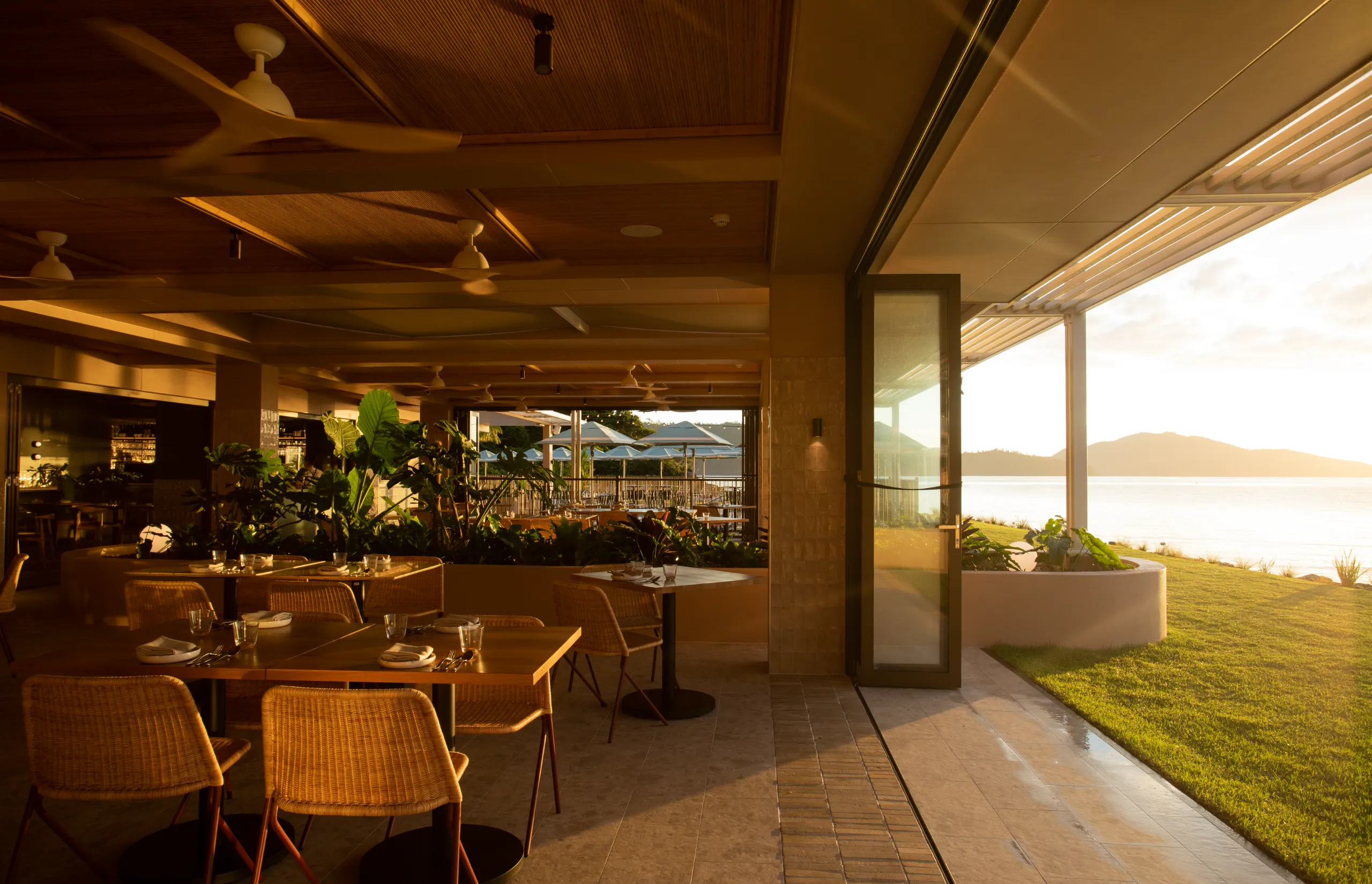 The Sundays Hamilton Island - Catseye Pool Club Restaurant and View