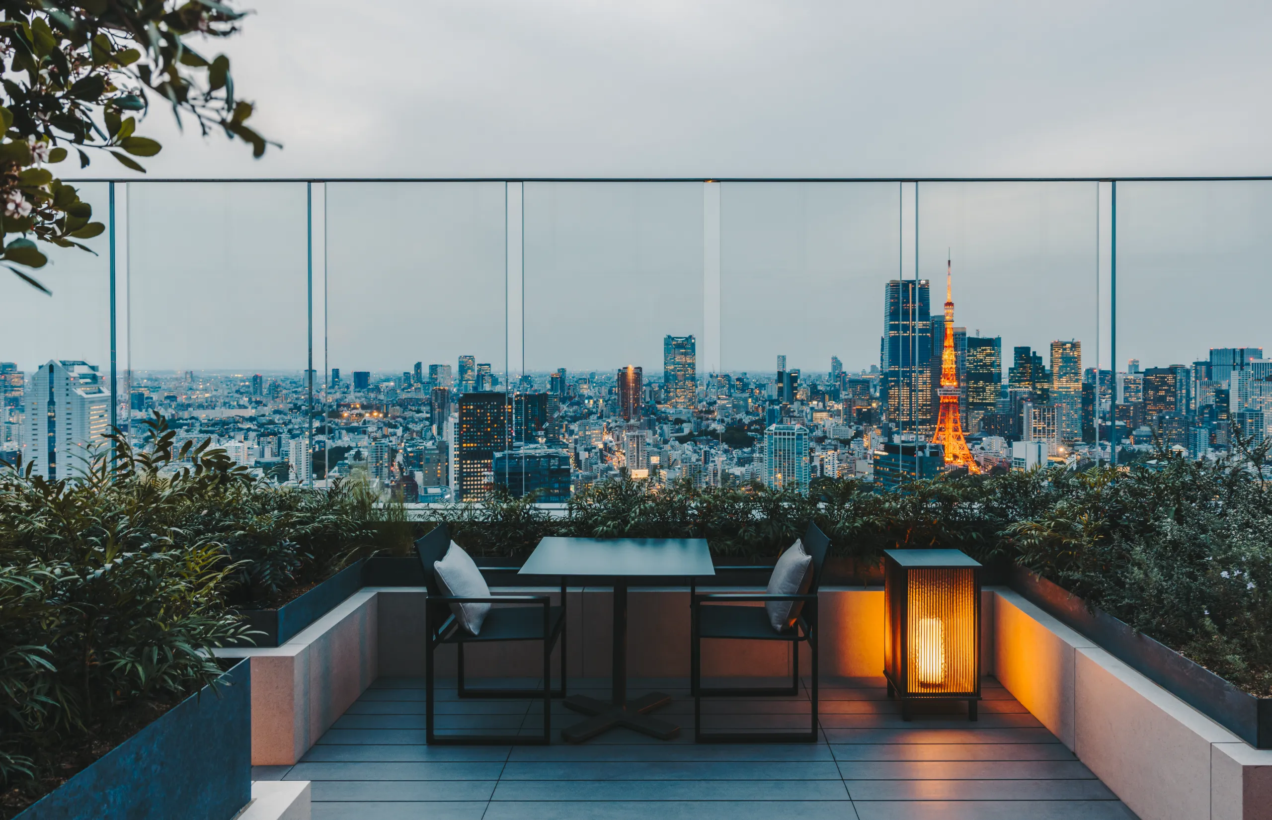 Fairmont Tokyo | All Day Dining | Kiln & Tonic Outdoor Terrace | Table with Tokyo Tower