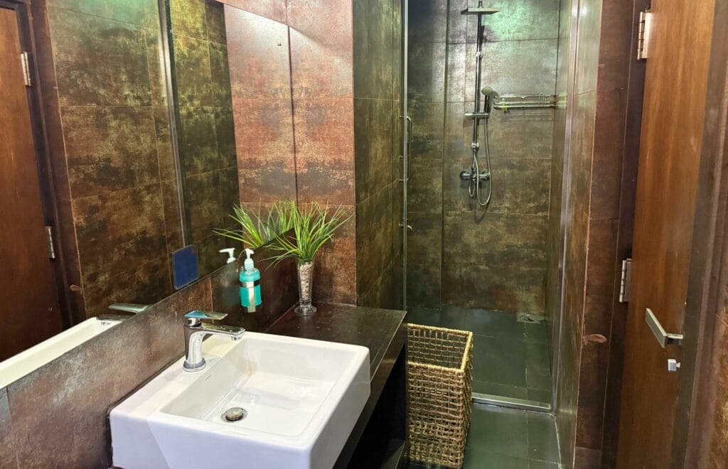 SriLankan Airlines A330 business class | Lounge shower | Image copyright: Tanya Bywater