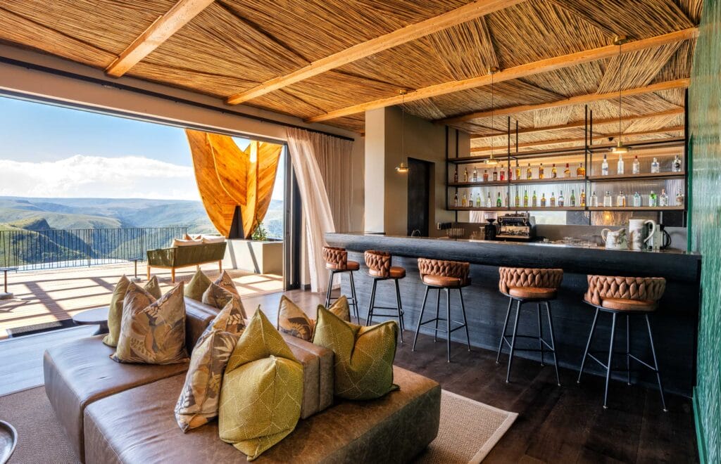 Hiddn bar lounge with view